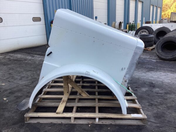 Peterbilt 379 White Hood